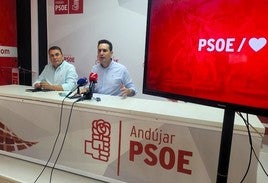 Pedro Luis Rodríguez y José Latorre, esta mañana en la sede de la Agrupación Local del PSOE.