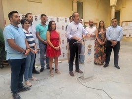 Carmona ha hecho el análsis en el patio interior del Consistorio junto con sus compañeros de gobierno