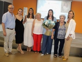 María posa con el ramo de flores tras la presentación de su 'opera prima'.