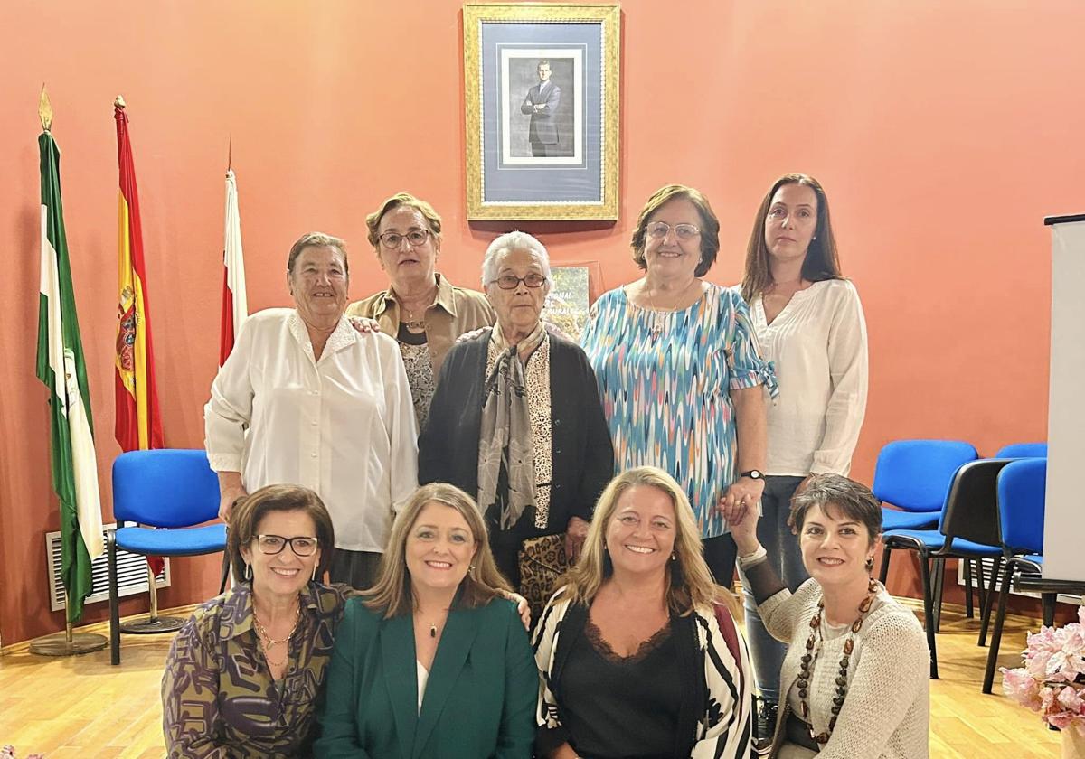 Lola Martín, Ángela Isac, Ángeles Hidalgo y Rosa Sola, con las mujeres distinguidas.