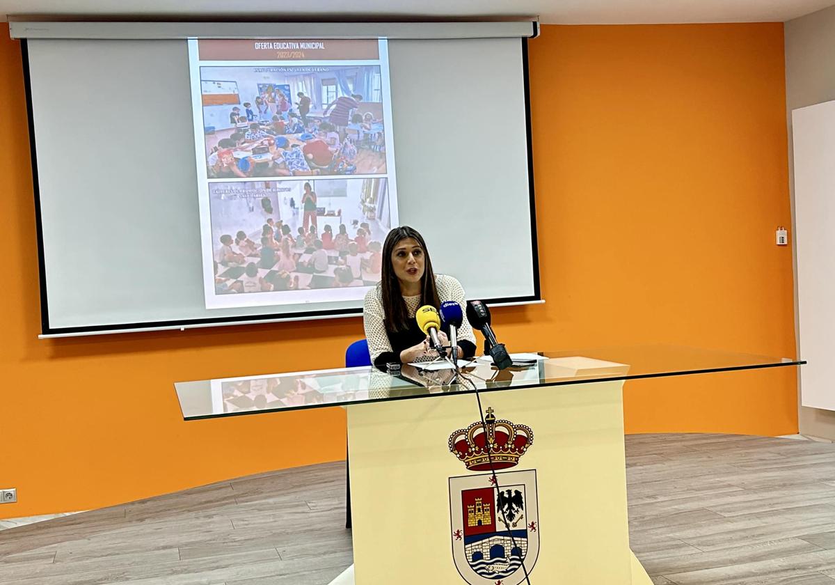 Azucena Cepedello durante la presentación de la programación.
