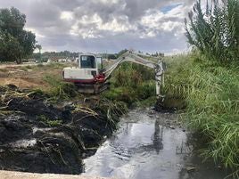 Labores de limpieza en Arroyo Mestanza para prevenir inundaciones.