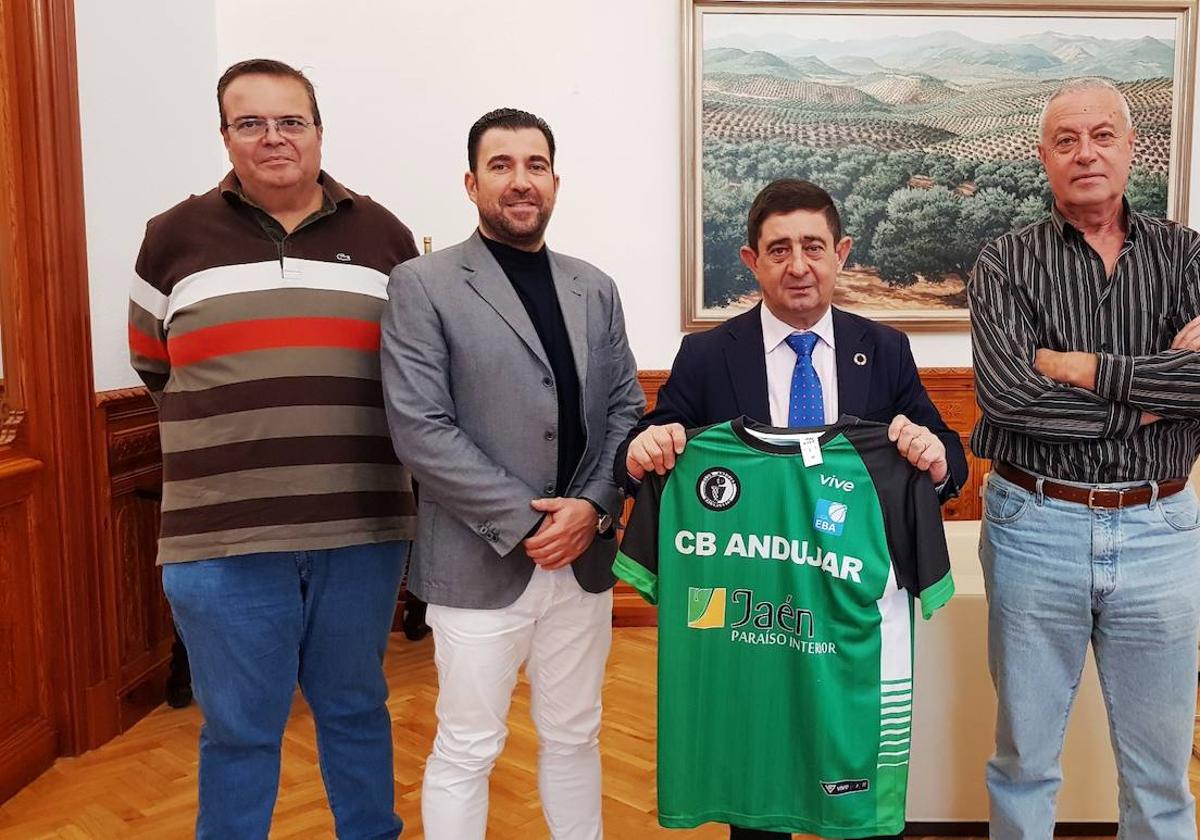 Reyes posa con la camiseta del equipo con los responsables del club.