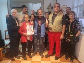 Voluntariado y responsables del Centro de Acogida tras la lectura del manifiesto de esta mañana,