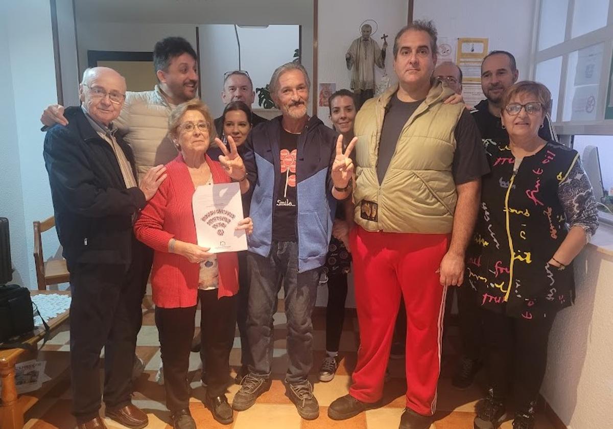 Voluntariado y responsables del Centro de Acogida tras la lectura del manifiesto de esta mañana,