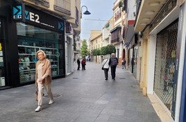 Viandantes por la calle San Francisco el pasado martes.