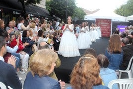 Desfile de trajes de primera comunión.