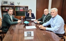 Luis Villa, Soledad Aranda y los responsables de la Comunidad del Rumblar, durante la reunión