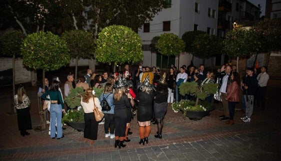 Una ruta teatralizada enseña los secretos y leyendas del municipio