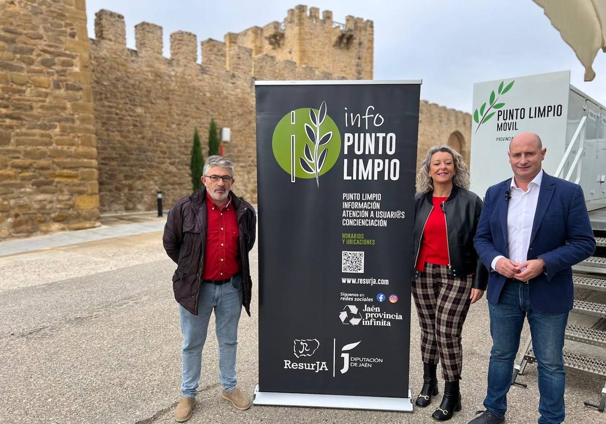 EL diputado provincial con los responsables del Ayuntamiento de Lopera.