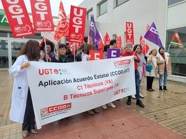 Movilización esta mañana de los representantes sindicales de UGT y Comisiones Obreras.