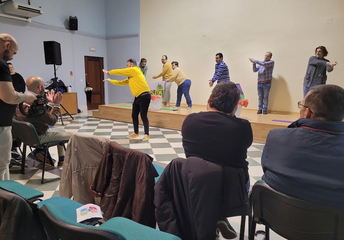 Coreografía a cargo de residente del Centro de Discapacitados Virgen de la Cabeza.