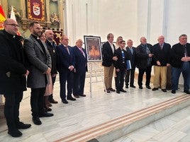Representantes de clero, el Consistorio y la Agrupación de Cofradías, posan con el cartel y el cartelista.