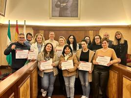 El alumnado posa con los diplomas.