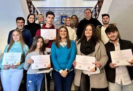 Los becarios posan con los tutores y la edil de Educación, Azucena Cepedello.