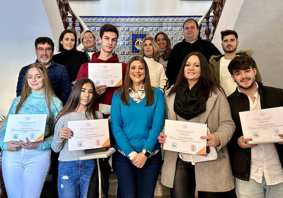 Los becarios posan con los tutores y la edil de Educación, Azucena Cepedello.