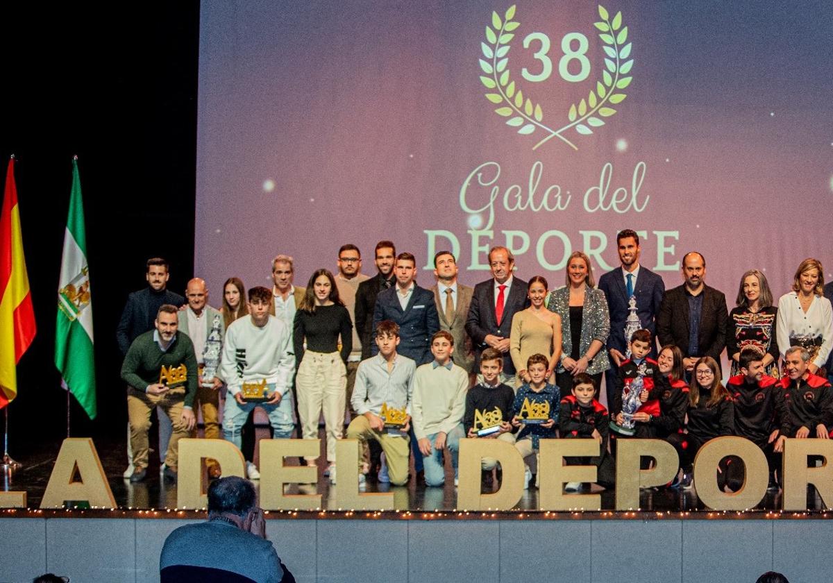 Los galardonados posan con las autoridades.