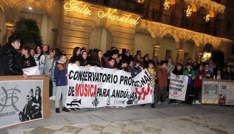 El Ampa de Conservatorio recoge 15.000 firmas en su petición del grado medio