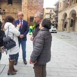 Jerez habla con la subdelegada en presencia del alcalde.