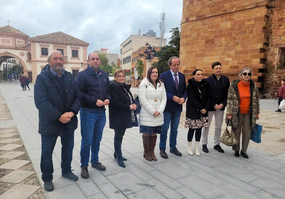 el alcalde y ediles de la Corporación en la renovada Plaza de España.