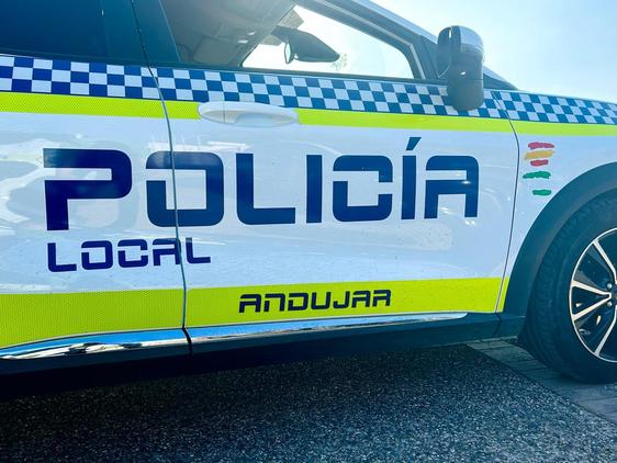 La Policía Local auxilia a una persona mayor atrapada en su domicilio en Andújar
