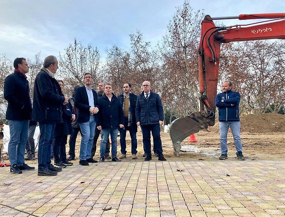 Autoridades contemplan el adoquinado del parque de Colón. 