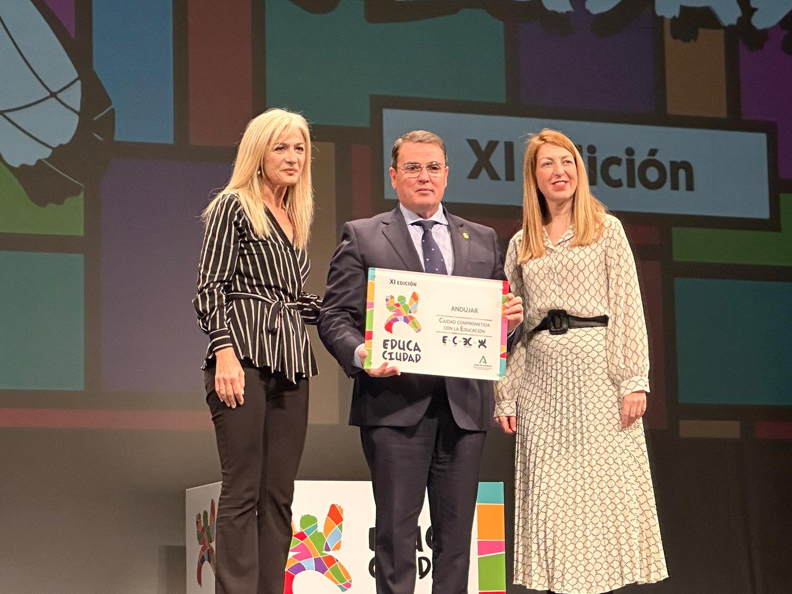 El Ayuntamiento de Andújar recibe el premio «Educaciudad» por su compromiso con las políticas de educación