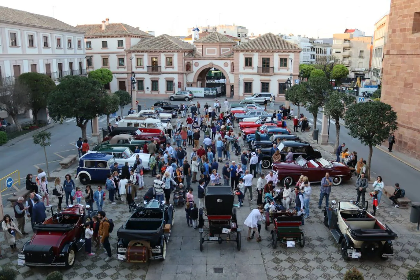Más de una treintena de coches forman parte del XXI Encuentro de Vehículos Históricos 'Ciudad de Andújar'