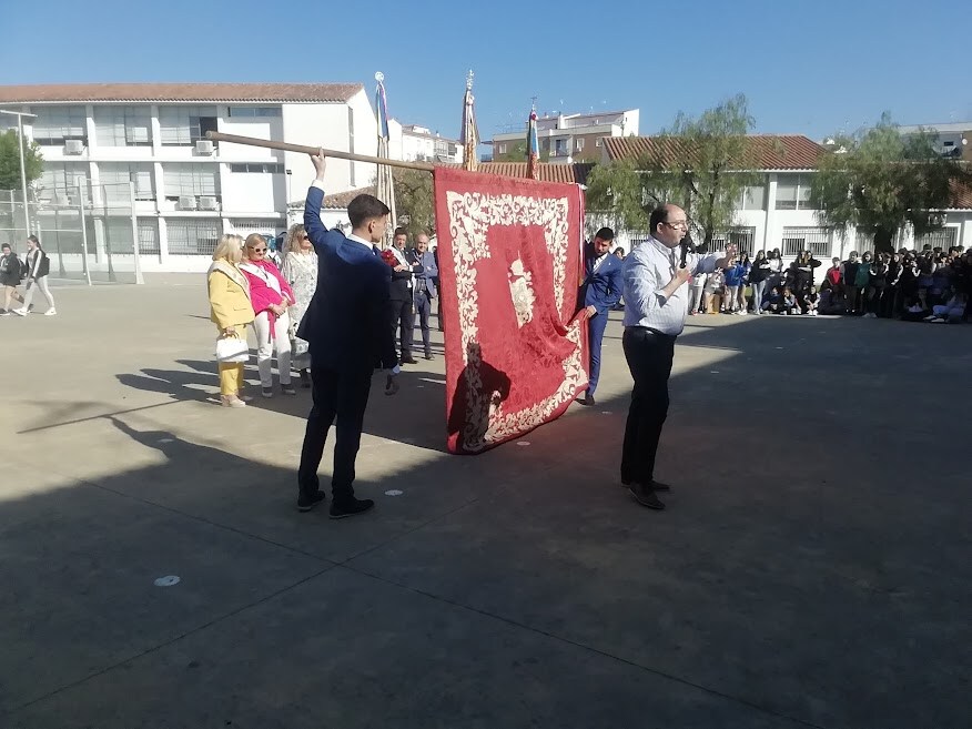 Las banderas de la Cofradía Matriz de Andújar se acercan a escolares, discapacitados y enfermos 