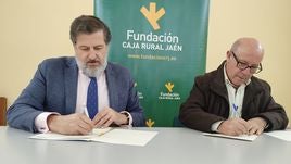 El gerente de la Fundación Caja Rural de Jaén, Luis Jesús García-Lomas, y el presidente de AFA Andújar, Antonio Porras.
