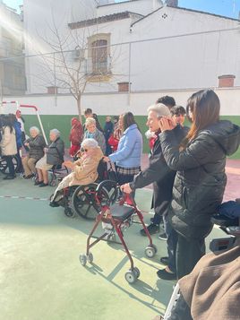 ENCUENTRO INTERGENARACIONAL EN EL COLEGIO VIRGEN DE LA CABEZA.
