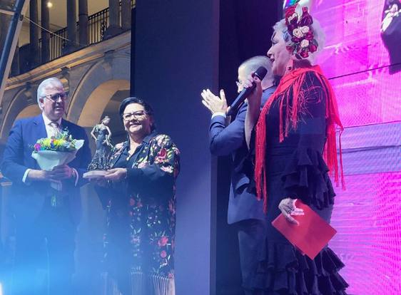 María del Monte recibe el galardón de manos de Javier Camello, Manuel Fernández y Paqui Esteban.