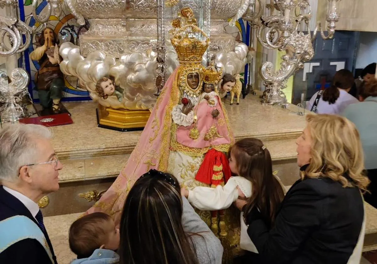 Los niños y niñas pasaron ante el manto de la Virgen.
