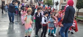 Comitiva del Carnaval Infantil en la Plaza de la Constitución, este viernes por la tarde.