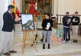 Ángel Soto y Ana Cano posan con la foto ganadora, junto al resto de premiados.