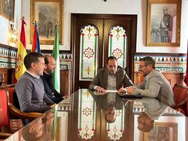 Contreras en el Ayuntamiento de Arjona con el alcalde e integrantes de la Corporación Municipal.