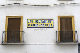 Fachada y plaza del antiguo restaurante Madrid-Sevilla.