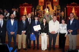 El pregonero y la cartelista, con directivos de SAFA y miembros del equipo de gobierno del Consistorio.