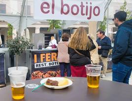 Los baristas preparan con esmero cada plato de carne de ciervo.