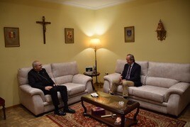 El obispo de Jaén y Paco Carmona en la reciente reunión que mantuvieron en el obispado.