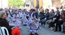 Actuación de la academia de baile de Pilar Algaba en el desfile benéfico de Don Gome.