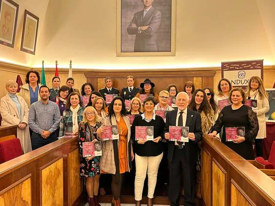 Las mujeres participantes con la concejala y el presidente de Anduxar.