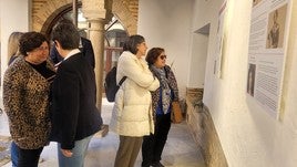 Asistentes al acto de inauguración contemplan la semblanza de mujeres talentosas. J. C. González