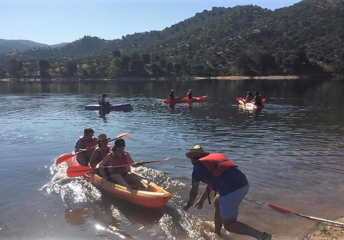 Paseo en kayacs en la as aguas del embalse.