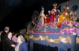 El paso a su salida de la iglesia San Isidro Labrador, de La Ropera.