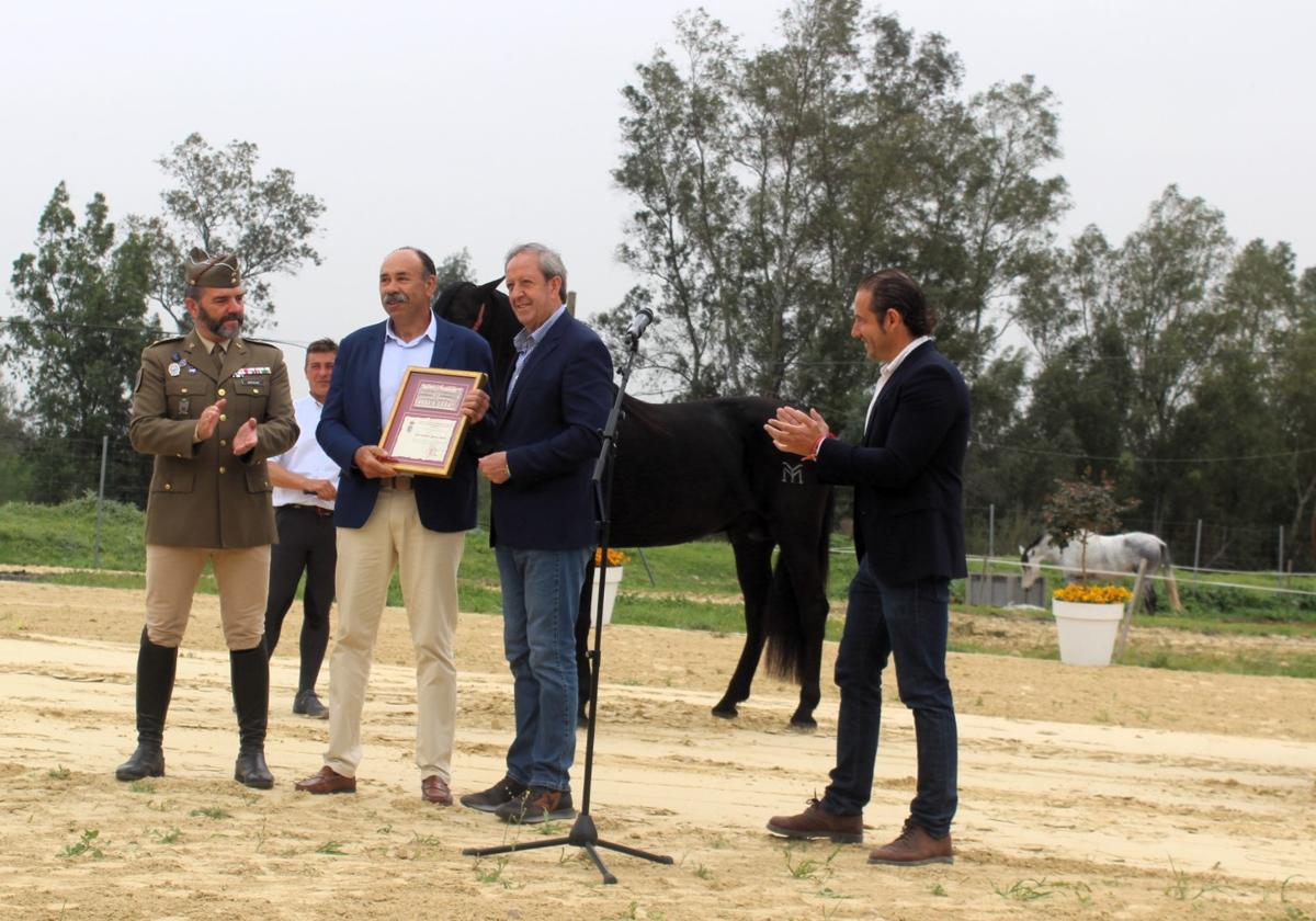 Acto de reconomiento a Melchor Baena por parte del alcalde Félix Caler.