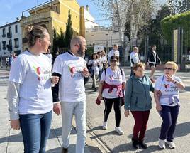 María José Fuentes y Manuel Mezquita charlan con los participantes.