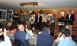 Acto de homenaje a Miguel Girón Pontiveros, acompañado del alcalde, directivos de la peña, y de Paqui Esteban.