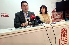 José Latorre y Micaela Navarro, durante su comparecencia en la sede de la agrupación de Andújar.