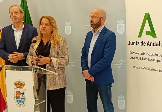 Ángela Hidalgo, entre el alcalde y el concejal de Servicios Sociales, Manuel Mezquita